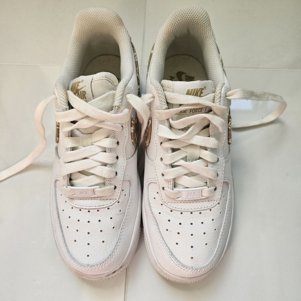 White Nike Air Force 1 Women's Sneakers with Green Swoosh Size 5.5 - Picture 3 of 6